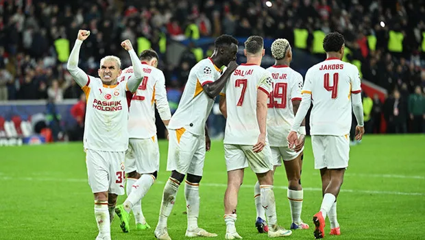 Galatasaraylı futbolcular Lille maçı sonrasında galibiyet sevinci yaşıyor.
