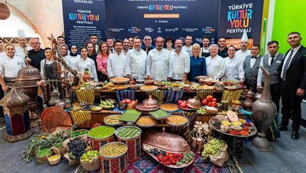 GastroAntep Kültür Yolu Festivali'nde Gaziantep'in zengin mutfağını sergileyen renkli bir görüntü.