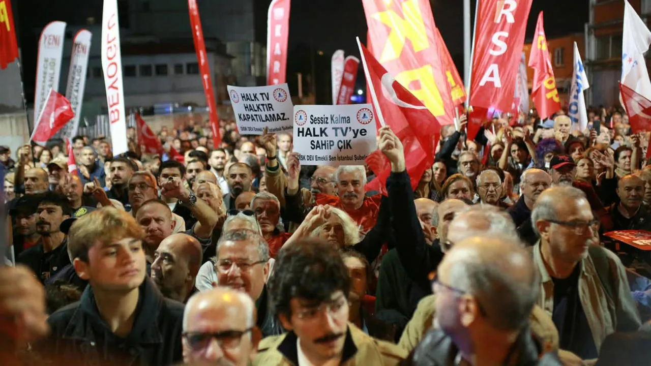 Halk TV binası önünde düzenlenen dayanışma mitinginden kalabalık bir kare