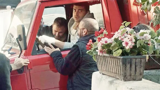 Oyuncu Doğukan Güngör, 'Haysiyet' dizisi setinde hareket eden kırmızı kamyonun açık camından içeri atlayarak el frenini...