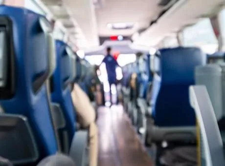 İngiltere'de bir otobüs içinde, kulaklıksız yüksek sesle müzik dinleyen bir yolcudan rahatsız olan diğer yolcular ve ceza...