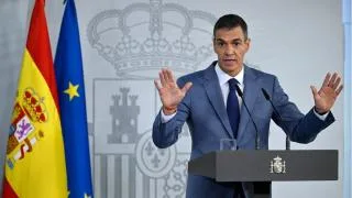 İspanya Başbakanı Pedro Sanchez basın toplantısında açıklama yapıyor.
