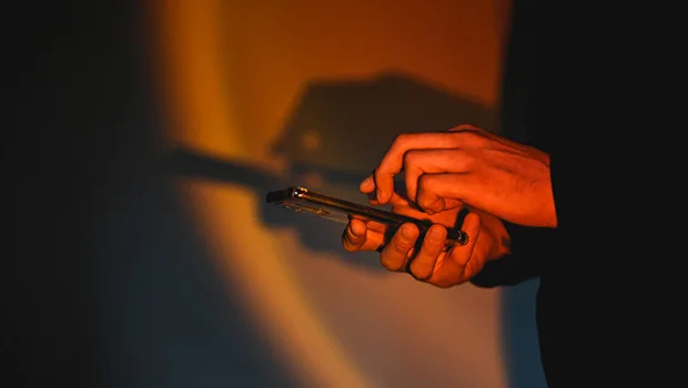 Akıllı telefon ekranında beliren dijital reklam ve siber casus yazılım izleme konsepti