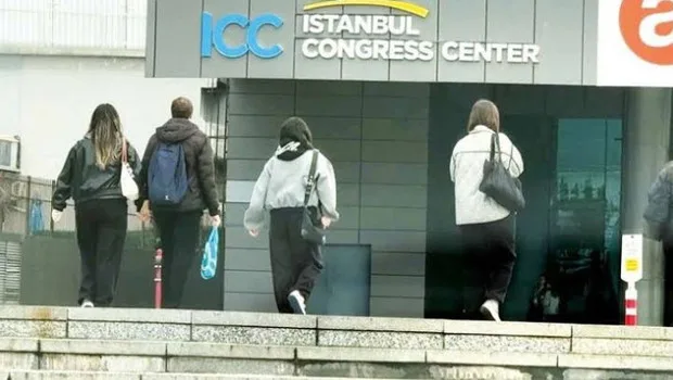 İstanbul'daki bir konser alanının dışında polis ekipleri ve kalabalık, olayın ciddiyetini yansıtan bir atmosfer.