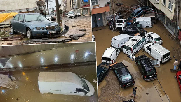 İstanbul'da sel sularına gömülmüş, hasar görmüş bir otomobil.