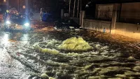 İstanbul'da etkili olan sağanak yağış ve fırtına sonrası kasvetli gökyüzü ve ıslak yollar