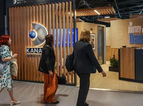 MIPCOM 2026 televizyon fuarının düzenlendiği Cannes Palais des Festivals binası ve cadde tanıtımları.