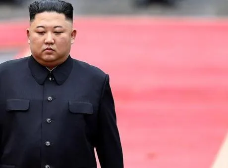 Kuzey Kore lideri Kim Jong-un bir sergide çocuk ayakkabılarını incelerken