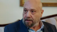 Kızılcık Şerbeti dizisinden, Ünal Holding'in iflası ve karakterler arasındaki gerilimli anları yansıtan bir sahne.