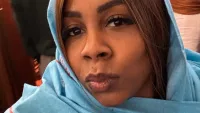 Sheila Ebana, İstanbul Eminönü'nde Yeni Cami önünde gezerken.