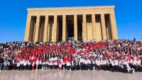 LÖSEV üyeleri ve lösemili çocuklar, Anıtkabir'de Aslanlı Yol'dan ilerlerken.