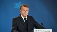 Fransa Cumhurbaşkanı Emmanuel Macron Katar'da basın mensuplarına açıklama yapıyor