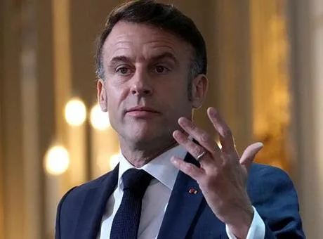 Fransa Cumhurbaşkanı Emmanuel Macron Elysee Sarayı'nda ulusa sesleniş konuşması yaparken.