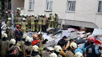 Maltepe'de çöken binanın enkazında arama kurtarma çalışması yapan ekipler.