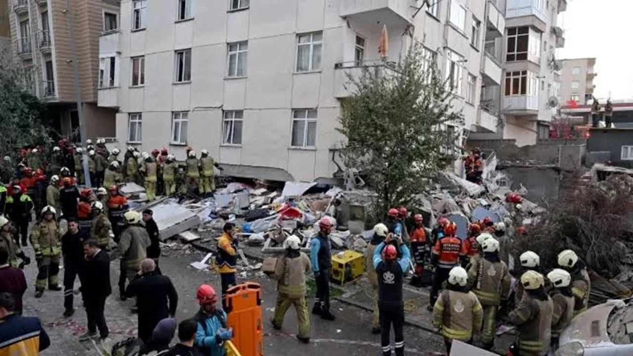 Maltepe'de kısmen çöken 7 katlı binanın enkazında arama kurtarma çalışmaları yapan ekipler