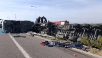 Manisa Akhisar'da tur otobüsü ve çekicinin karıştığı feci trafik kazası sonrası olay yerinde kurtarma ekiplerinin...