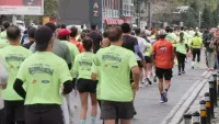 Bosphorun Quartes Marathon'da meme kanseri farkındalığı için koşan doktorlar, erken teşhisin önemini vurguluyor.