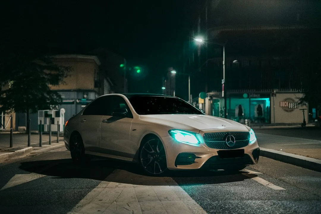 Yeni tanıtılan tamamen elektrikli Mercedes-AMG GT SUV'un dinamik bir görüntüsü, modern tasarımı ve yüksek performansını...