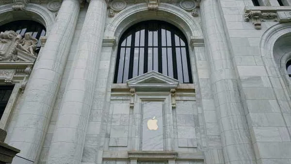 Scott Tucker'ın Meta'dan Apple'a transferini temsil eden görsel.