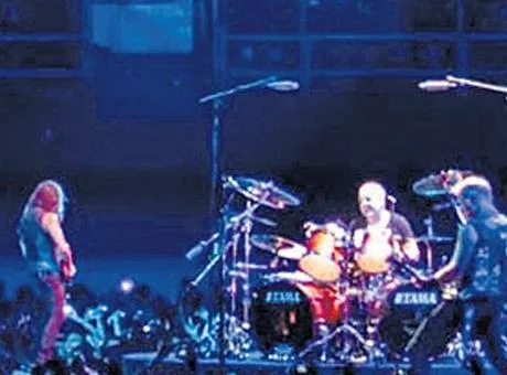 Las Vegas'taki The Sphere'da Metallica konseri sırasında dev ekranda Metallica logolu Türk bayrağının göründüğü an.