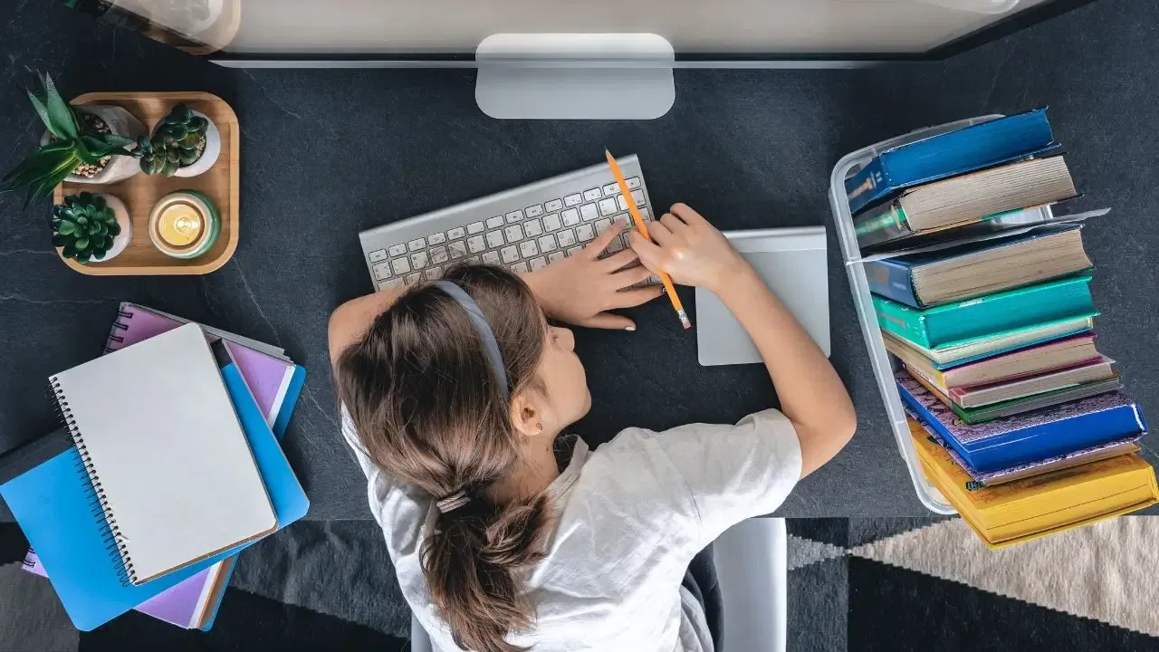 Multitasking ve beyin sağlığı üzerine yapılan araştırmaları simgeleyen görsel