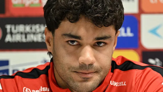 Milli futbolcu Ozan Kabak, İtalya maçı öncesi Renato Dall'Ara Stadı'nda düzenlenen basın toplantısında açıklamalarda...