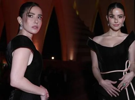 Özge Gürel El Gouna Film Festivali davetinde şık kıyafetiyle poz veriyor