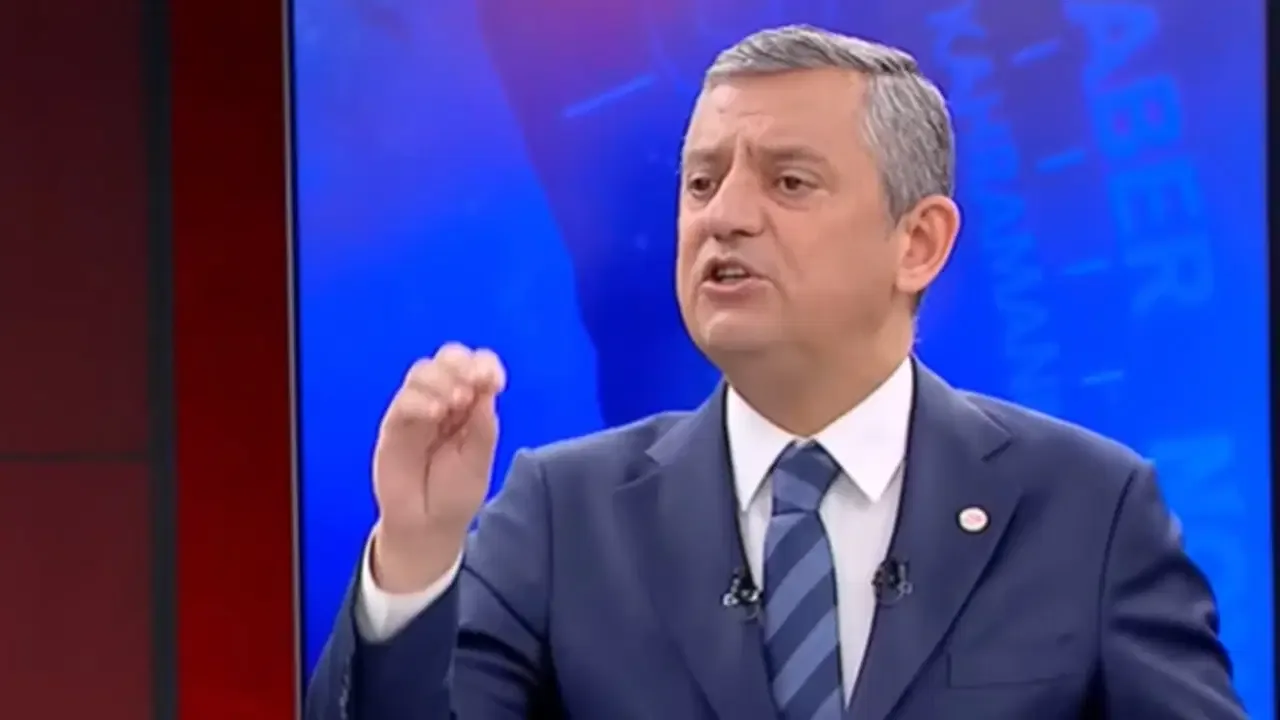 YENİ Parti Genel Başkanı Özgür Özel, televizyon programında konuşurken, İstanbul'daki sel felaketine atıfta bulunuyor.