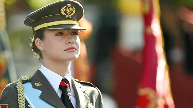 İspanya Ulusal Günü geçit töreninde askeri üniformasıyla duran Prenses Leonor, göğsünde nişanlar taşıyor. Arka planda Kral...