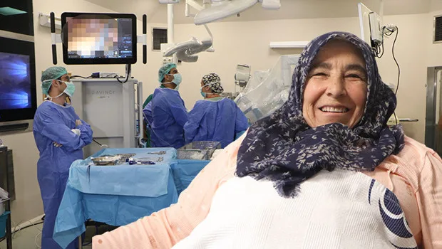 Rektum kanseri ameliyatı sonrası robotik cerrahi sayesinde hızla iyileşen Meryem İnce, hastane koridorunda yürürken...