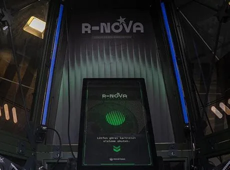 TEKNOFEST'te ROKETSAN'ın R-NOVA simülasyonunu deneyimleyen ziyaretçiler.