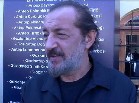 Şef Mehmet Yalçınkaya, GastroAntep Festivali'nde Gaziantep'in zengin mutfağını ve yöresel ürünlerini anlatırken.
