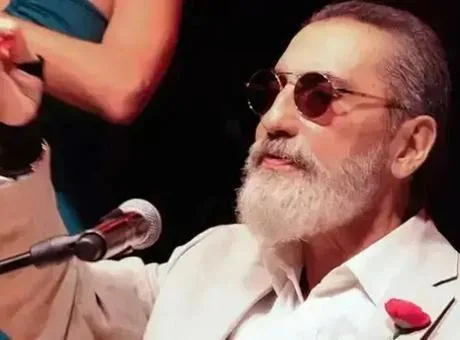 Ünlü sanatçı Soner Olgun'un anısına saygı duruşu.