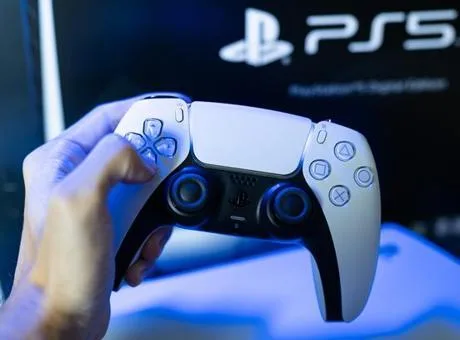 Sony'nin korsan oyun mağazası Overdrive'a karşı hukuki mücadelesini ve dijital kopyaların yayılmasını simgeleyen görsel.