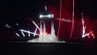 Elon Musk'ın vizyonuyla SpaceX ve Tesla'nın potansiyel birleşmesini simgeleyen fütüristik bir görsel. Roket, elektrikli...