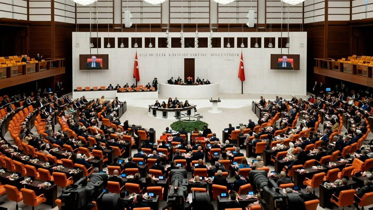 TBMM Genel Kurulu'nda fon düzenlemesi görüşmeleri sırasında kürsüde konuşma yapılıyor.
