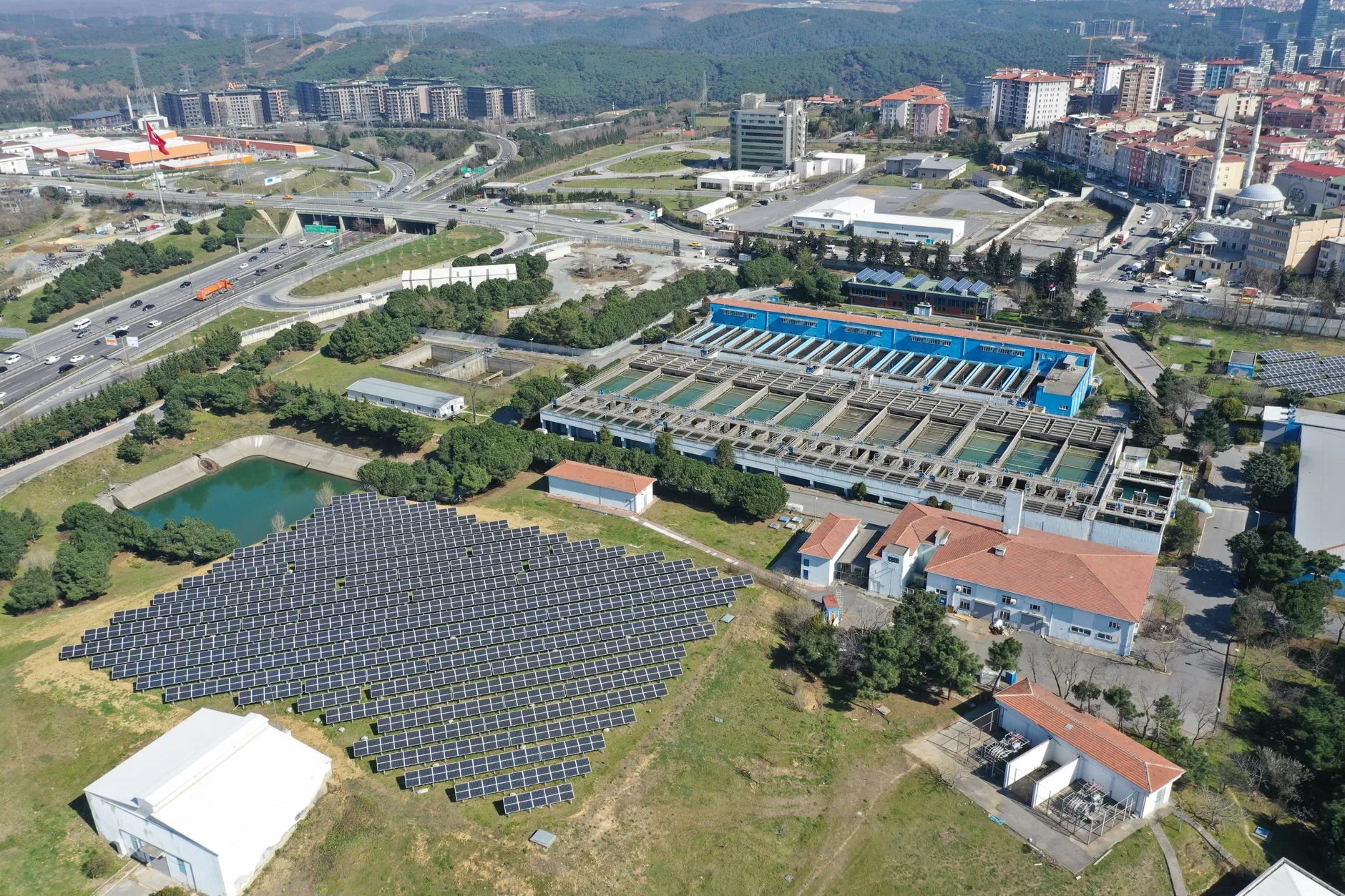 Küresel elektrik talebini karşılayan yenilenebilir enerji kaynakları: Güneş panelleri ve rüzgar türbinleri.