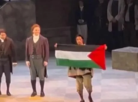 Opera sanatçısı Gabriel Sanchez-Ortega, Calgary Operası'nda Tosca gösterisi sonunda Filistin bayrağı açarken.