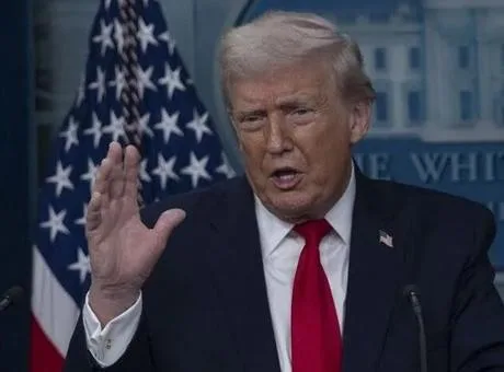 ABD Başkanı Trump ve Fort Hood saldırısı ile ilgili hukuki süreçleri temsil eden bir görsel.