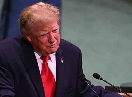 ABD Başkanı Donald Trump, Beyaz Saray önünde gazetecilere açıklama yaparken.
