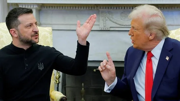 Donald Trump, Beyaz Saray'da gazetecilere açıklama yaparken.