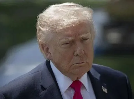Donald Trump, Kentucky'deki seçim mitinginde konuşma yaparken görülüyor.