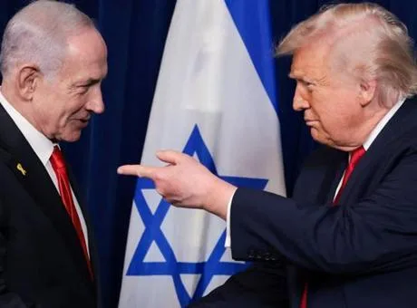 Donald Trump ve Binyamin Netanyahu diplomatik bir görüşme sırasında yan yana