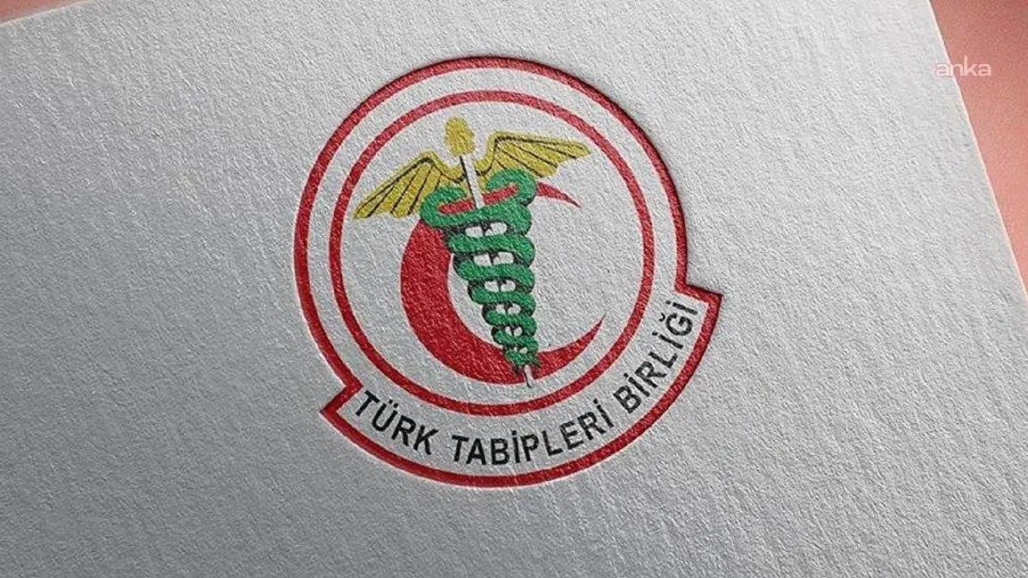 Akademik kadro ilanıyla ilgili tartışma yürüten üniversite personeli.