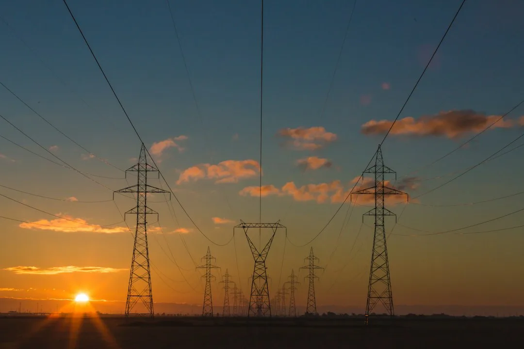 Türkiye'nin enerji iletim hatları ve denizüstü rüzgar türbinleri, geleceğin enerji altyapısını simgeliyor.