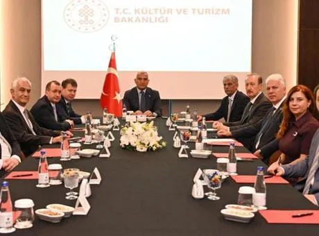 Türkiye ve Rusya bayraklarının sembolik olarak yer aldığı, uluslararası uçuşları ve turizmi temsil eden bir havaalanı...
