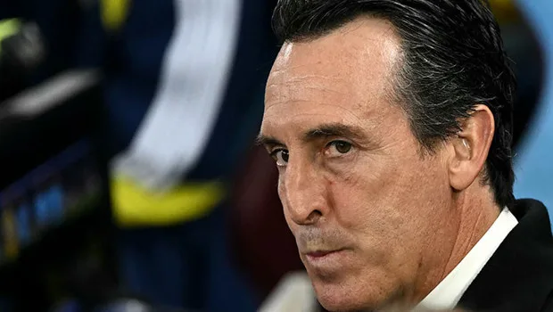 Aston Villa Teknik Direktörü Unai Emery maç kenarında açıklamalar yaparken