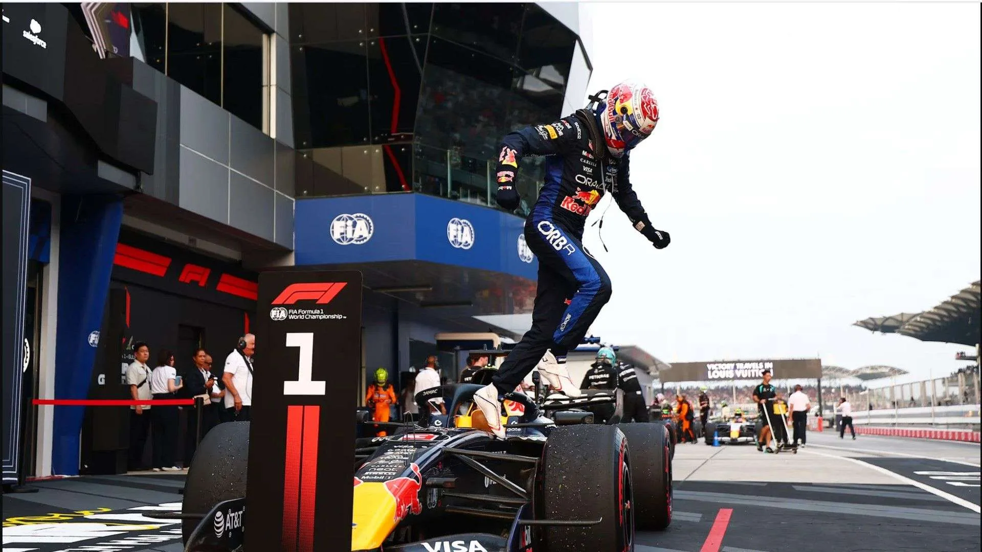 Max Verstappen'in Red Bull aracıyla Singapur Grand Prix'sinde gece yarışı sırasında viraj alırken çekilmiş dinamik bir...