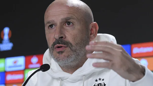 Beşiktaş Teknik Direktörü Vincenzo Italiano, Hoffenheim maçı öncesi basın toplantısında açıklamalarda bulunuyor.