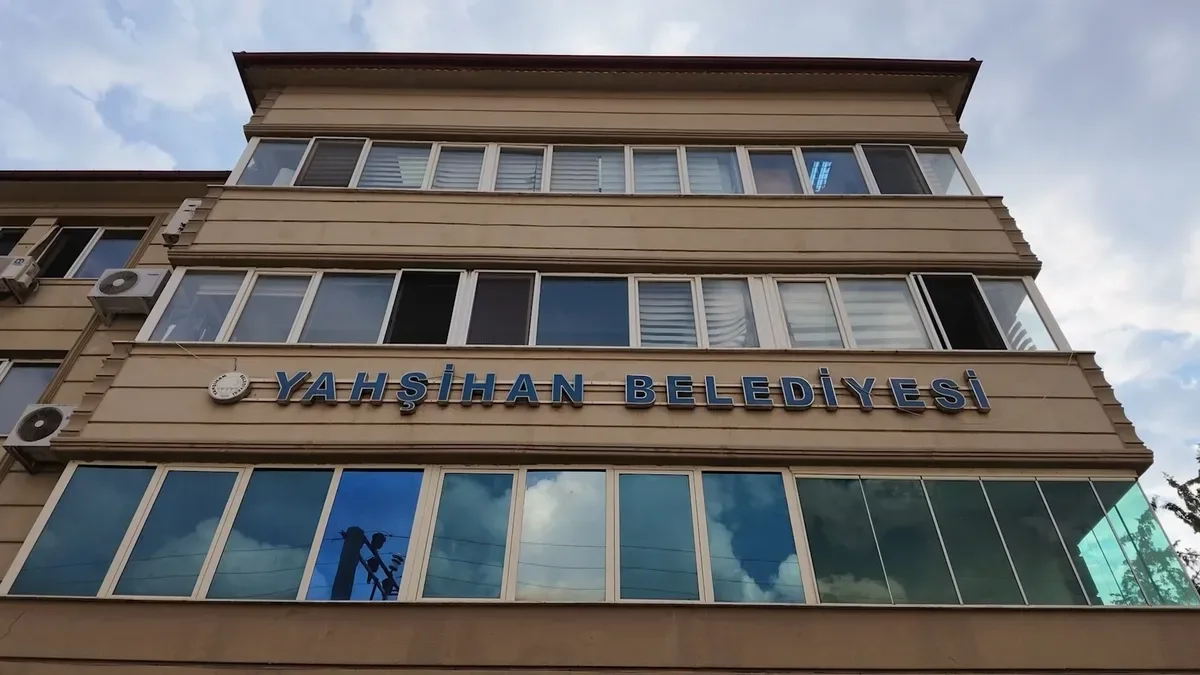 Yahşihan'da pavyon soruşturması kapsamında belediye başkan yardımcısı ve emniyet personelinin hakim karşısına çıkarılmasını...